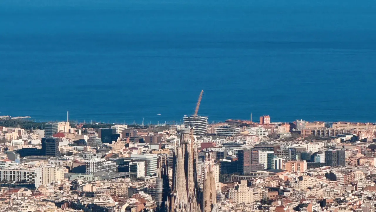 Sagrada Familia nello skyline di Barcellona con il Mediterraneo