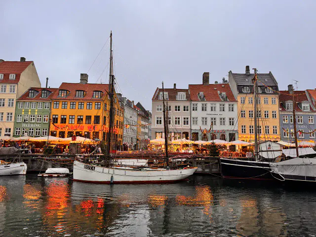 Case colorate e barche nel porto di Nyhavn a Copenaghen