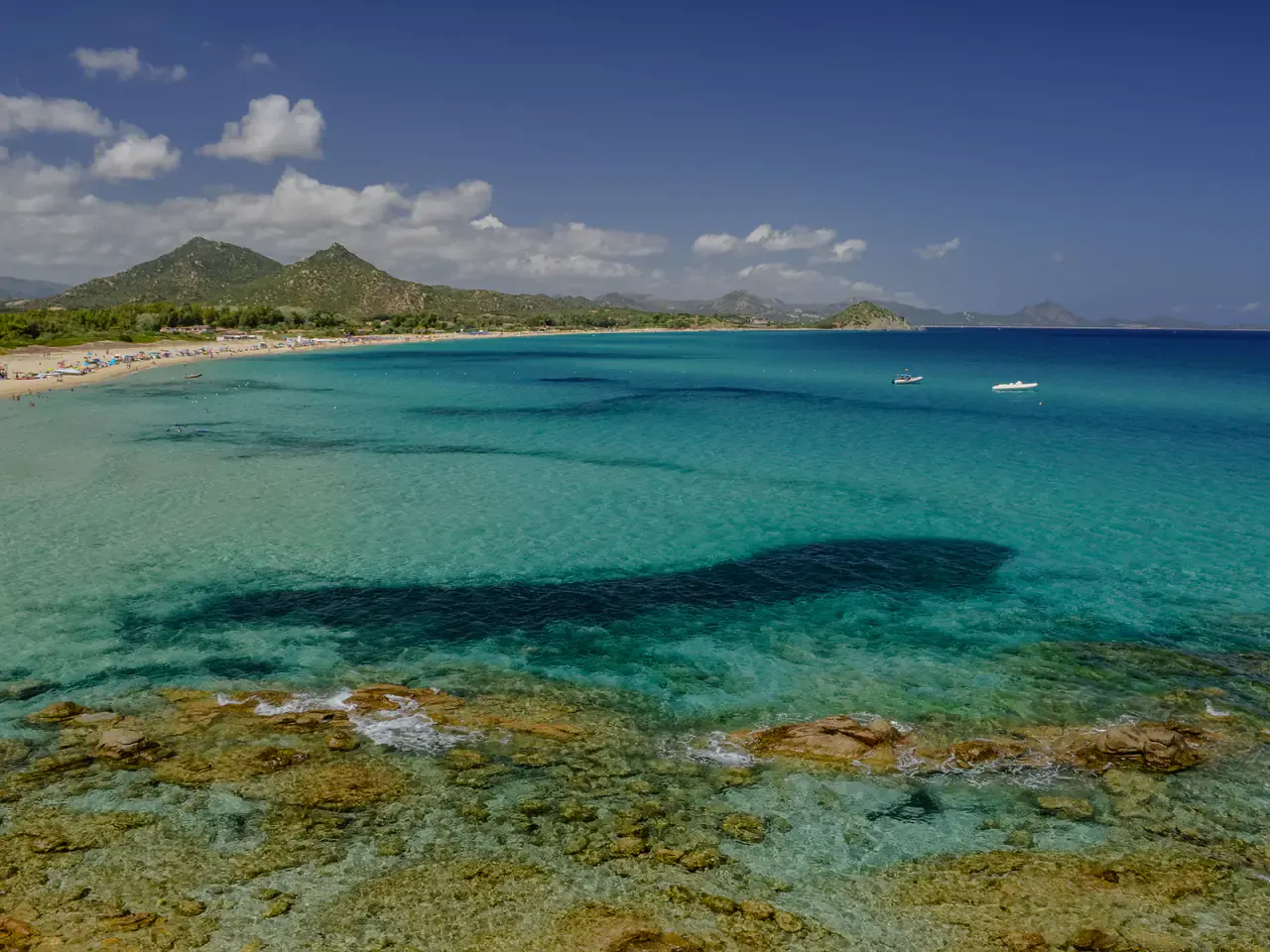 Acqua turchese e costa rocciosa della Sardegna