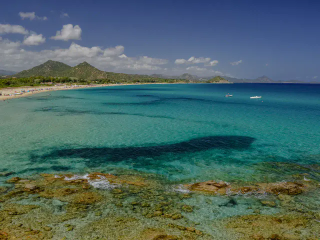 Acqua turchese e costa rocciosa della Sardegna