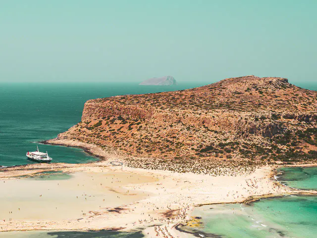 Laguna di Balos a Creta con sabbia chiara e mare turchese