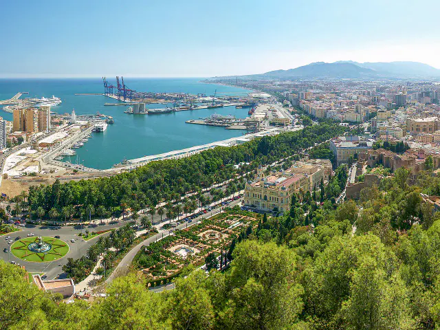Panorama di Malaga dal Gibralfaro con porto e costa