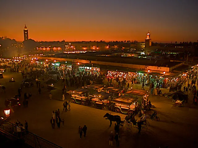 Piazza Jemaa el-Fna illuminata al tramonto a Marrakech