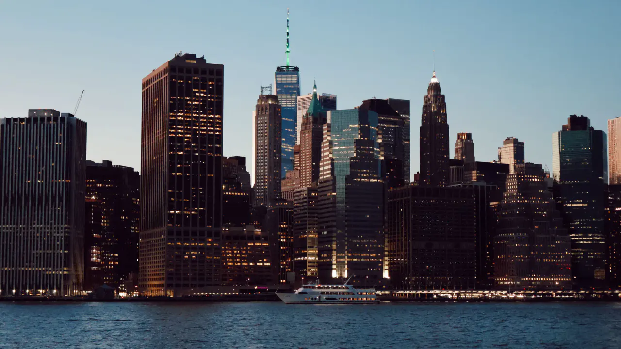 Skyline di Manhattan illuminato al tramonto visto dall'acqua