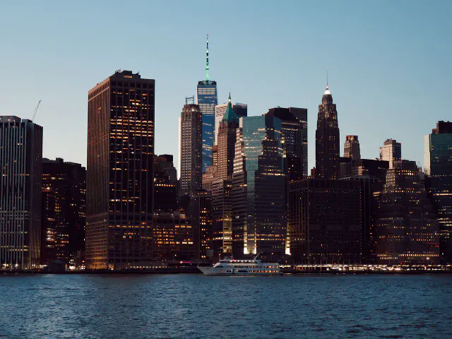 Skyline di Manhattan illuminato al tramonto visto dall'acqua