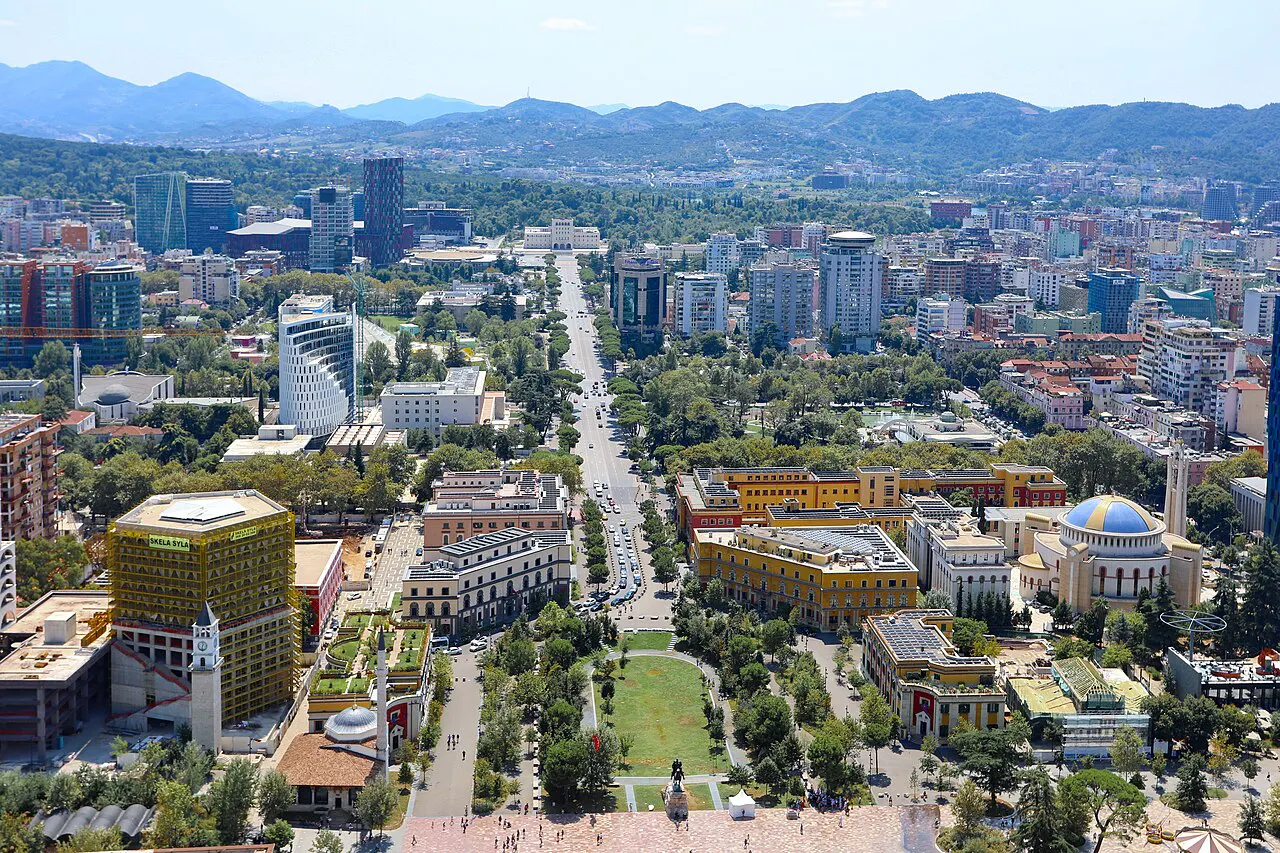 Tirana dall'alto con piazza Skanderbeg, il viale alberato e le montagne sullo sfondo