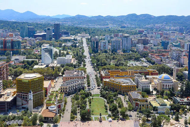 Tirana dall'alto con piazza Skanderbeg, il viale alberato e le montagne sullo sfondo