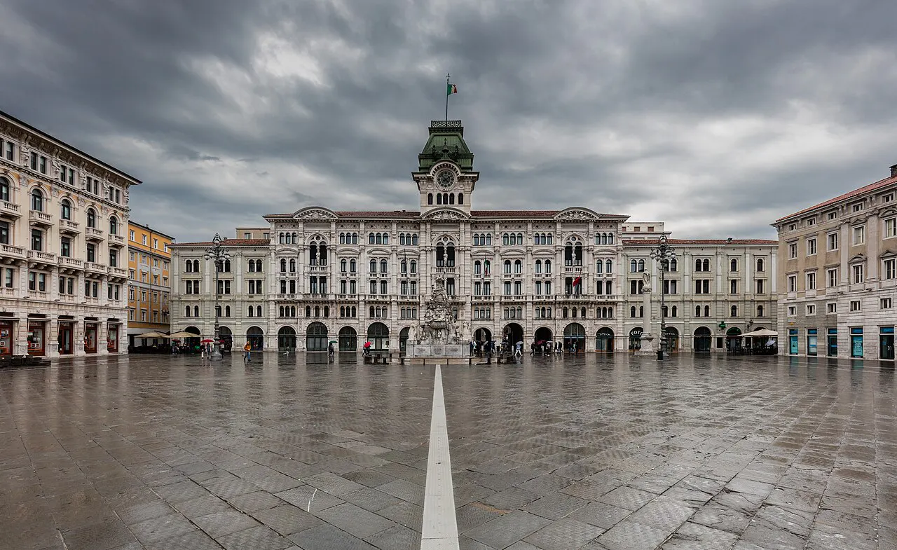 Piazza Unità d'Italia a Trieste con il palazzo del Municipio