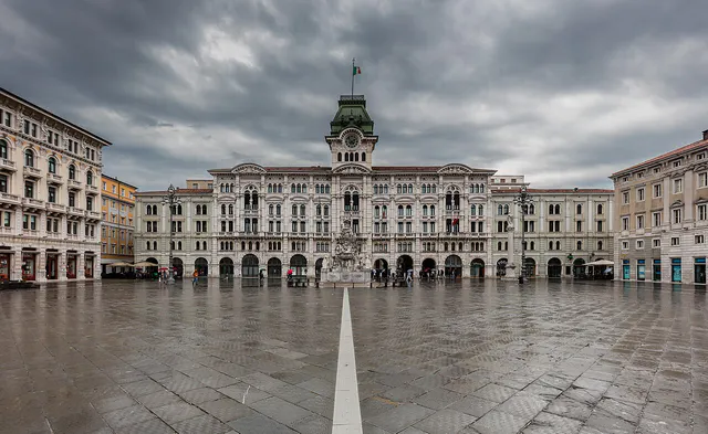 Piazza Unità d'Italia a Trieste con il palazzo del Municipio
