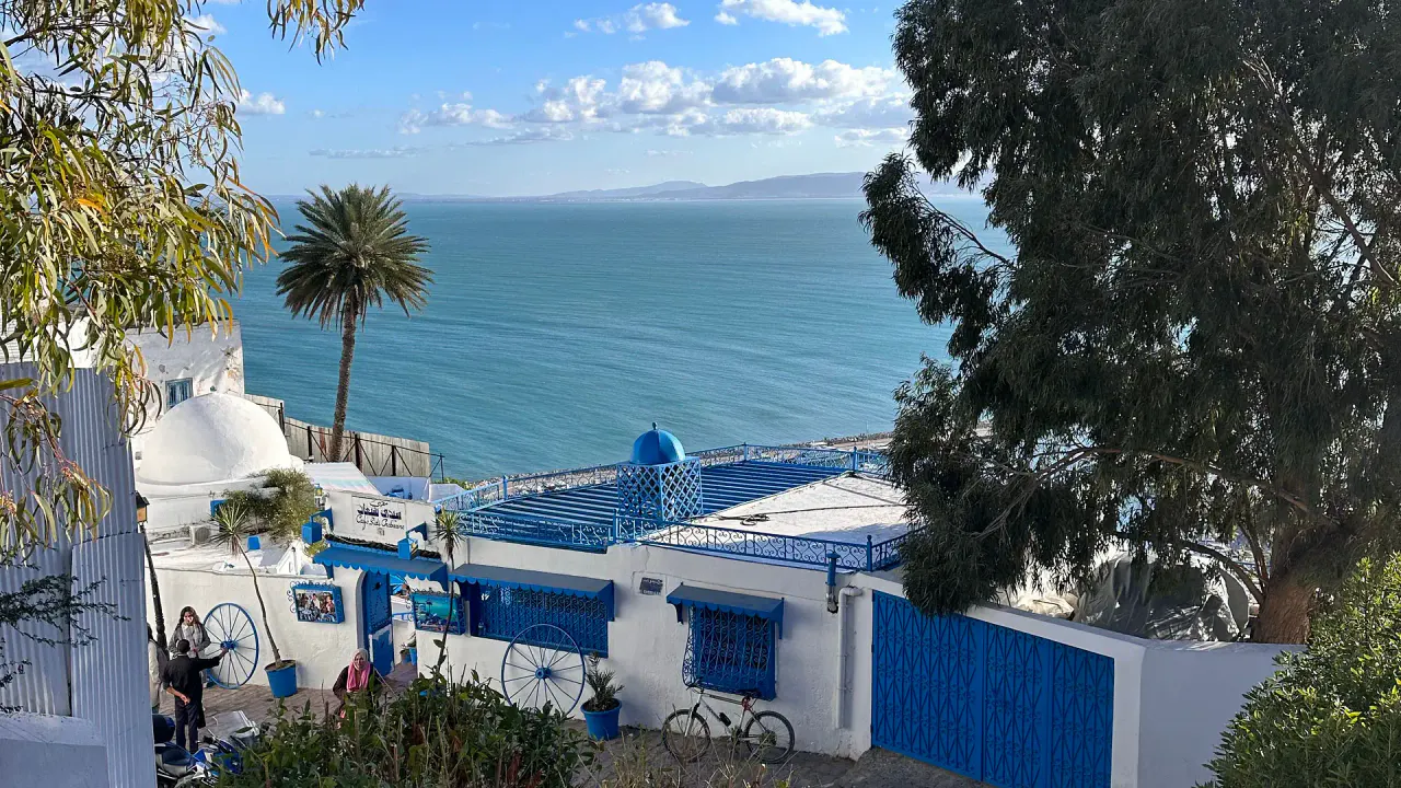 Case bianche e blu di Sidi Bou Said affacciate sul Mediterraneo