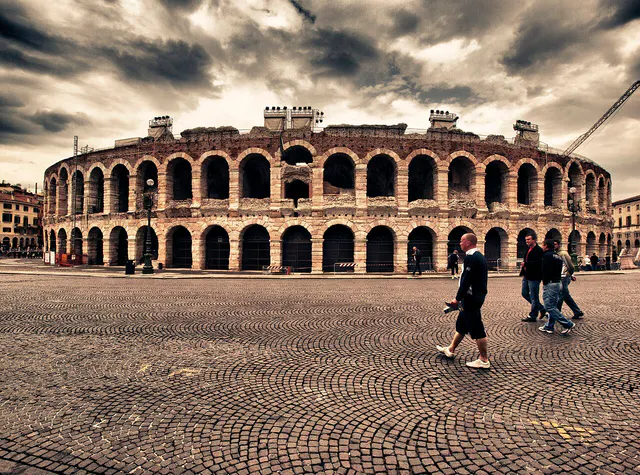 Arena di Verona vista dall'esterno in Piazza Bra